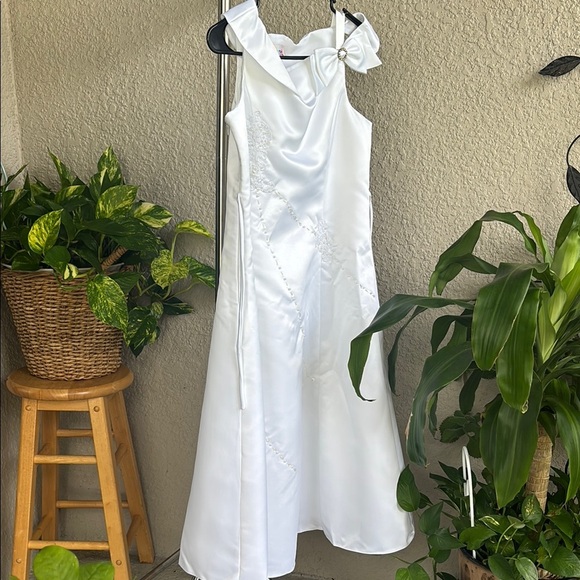 Charming White Kids Formal Dress with Bow Accent - Picture 15 of 16